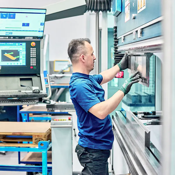 Mann der eine Maschine bedient