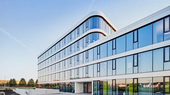 headquarter_people_16_558x314
