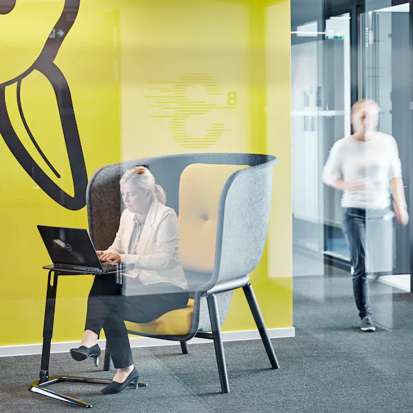 headquarter_people_16_1920x540