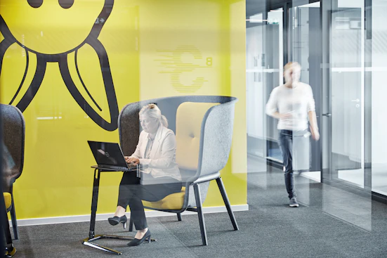 headquarter_people_16_750x398