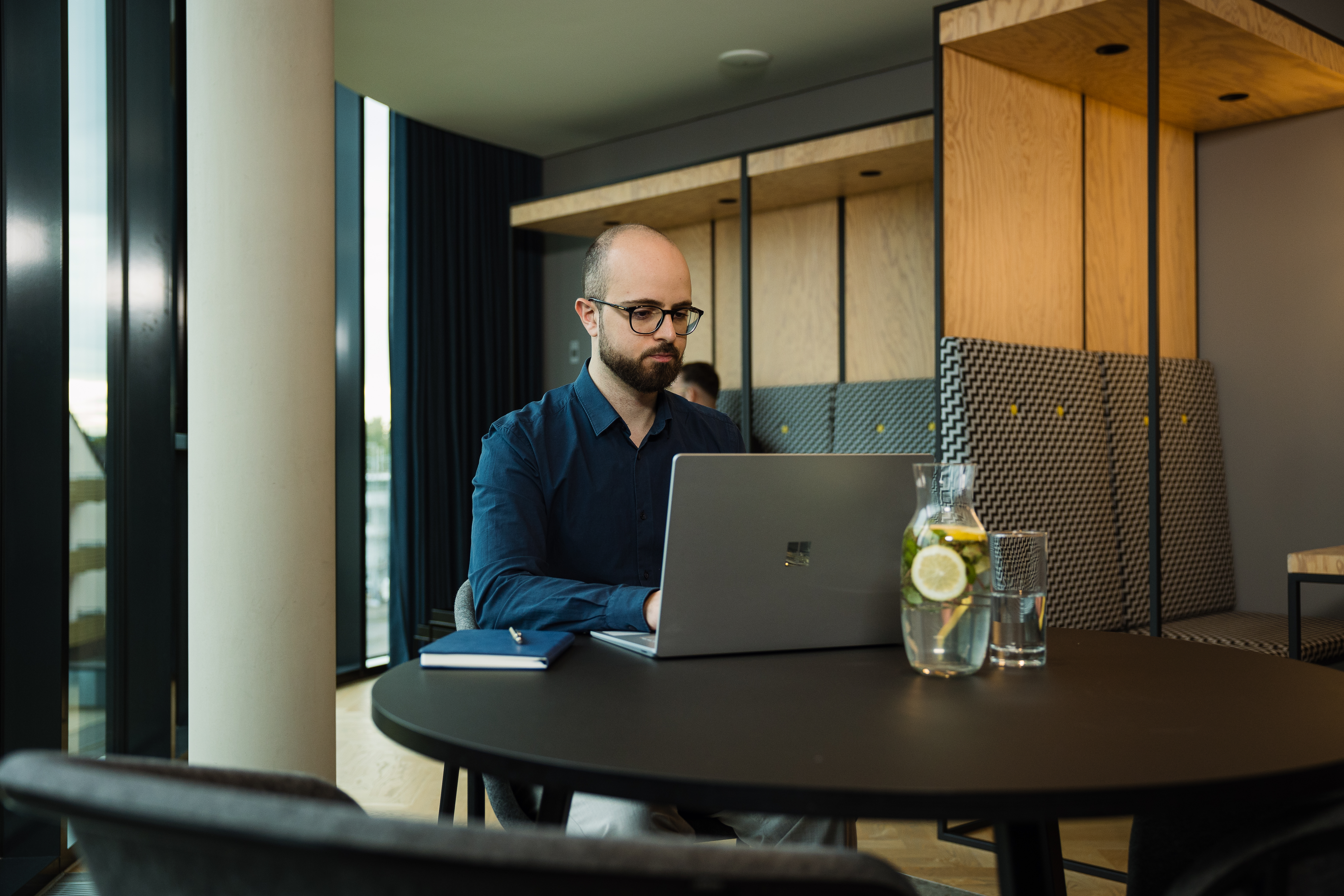 Mann sitzt am Laptop und beschäftigt sich mit passgenauen Analytics-Strategien für sein Unternehmen.