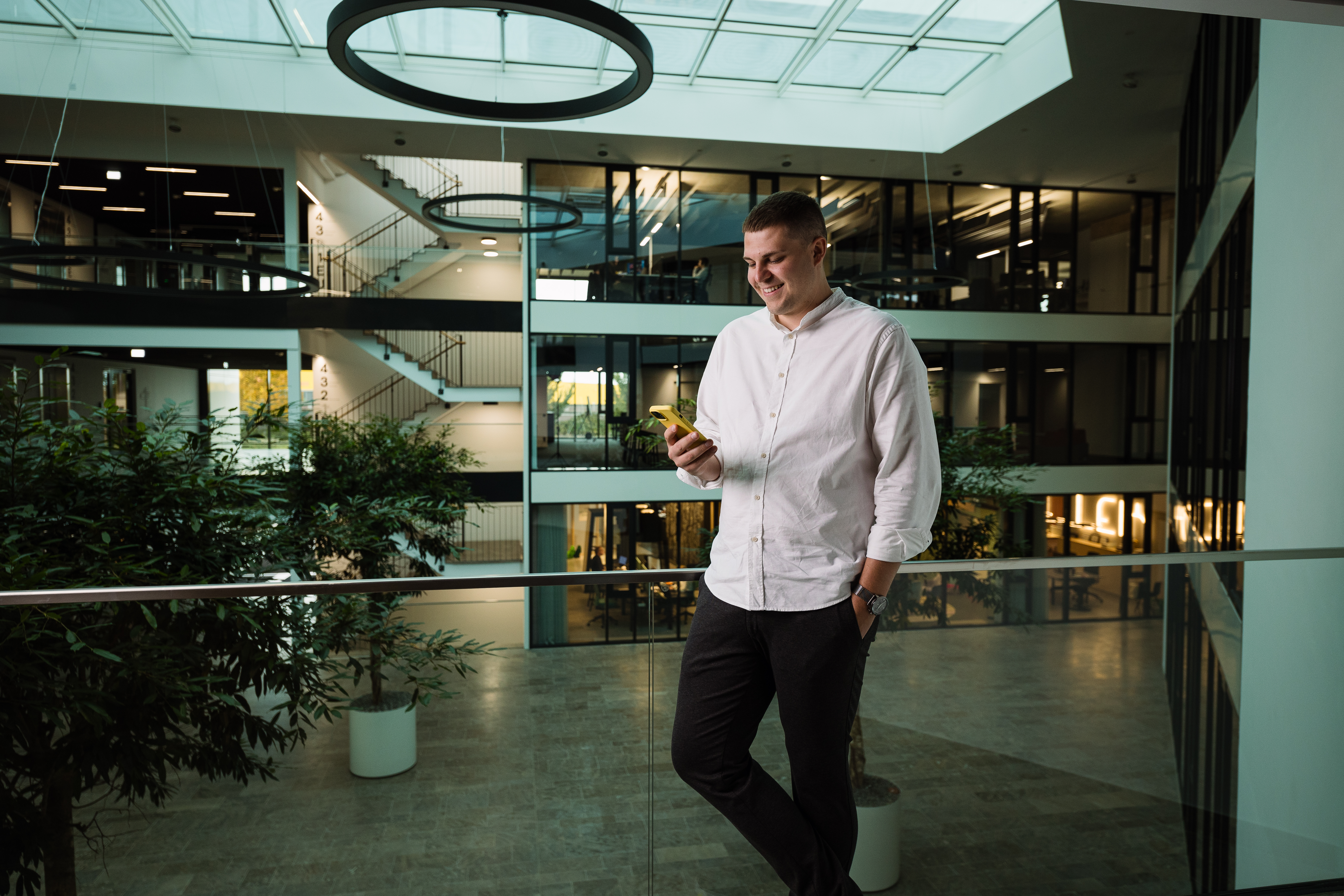 Mann erkundigt sich am Handy, wie er über kürzere Zeit präzisere Planungsergebnisse mit starker Aussagekraft erlangt.