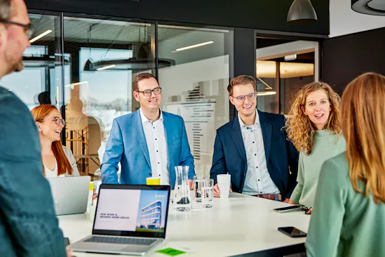 750x398_headquarter_people_career_4