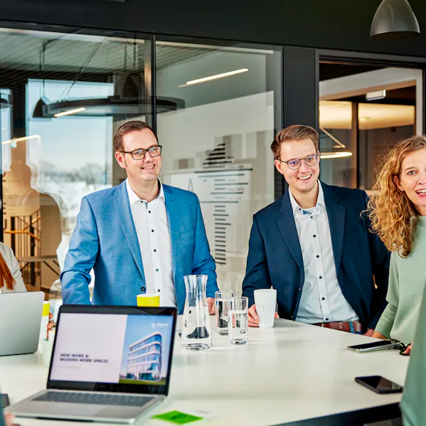 headquarter_people_12_1920x540