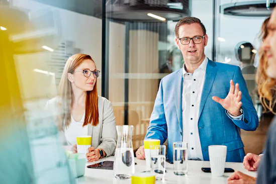 headquarter_people_17_750x398