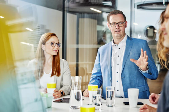 headquarter_people_17_750x398