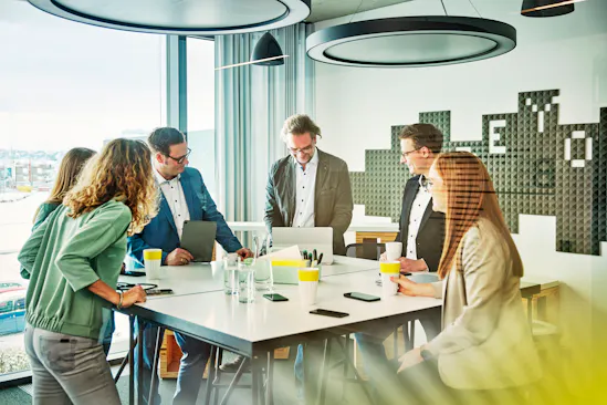 headquarter_people_17_750x398