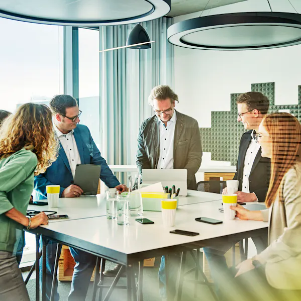 Personengruppe an einem Tisch