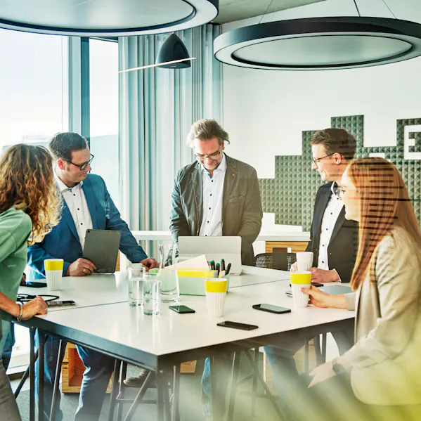 headquarter_people_17_1920x540