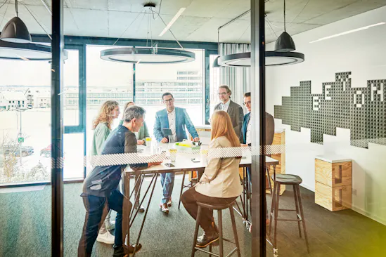 750x398_headquarter_people_career_11