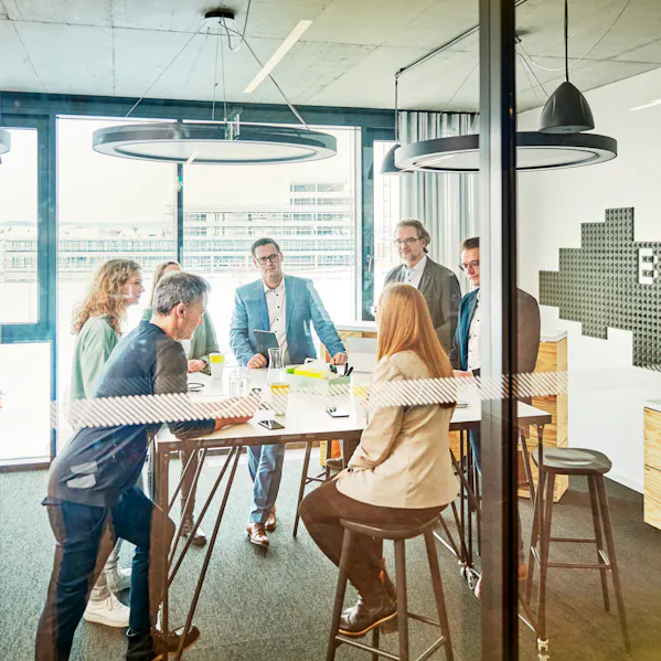 headquarter_people_17_1920x540