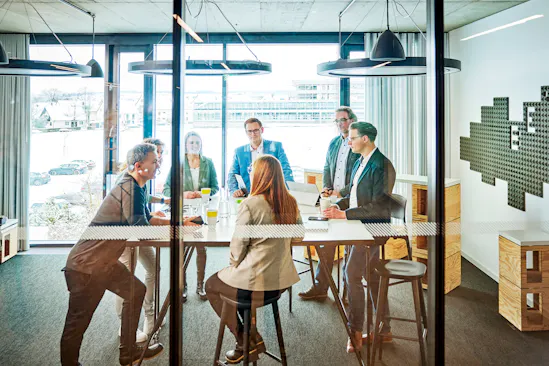 750x398_headquarter_people_career_11