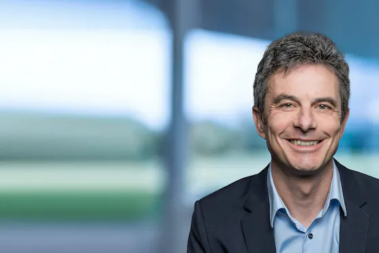 patrick_frei_2316 x 1054_vorlage_L_right