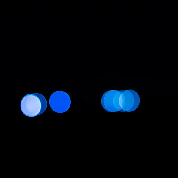 Symbolbild: Blaue Punkte auf schwarzem Grund