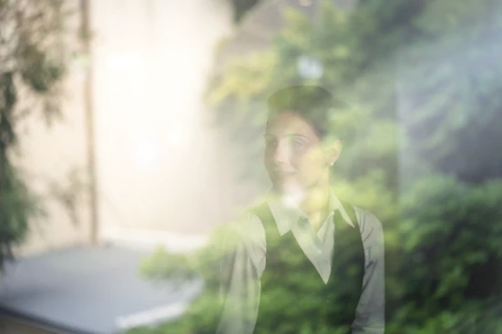 Weibliche Führungskraft im Büro vor Fenster