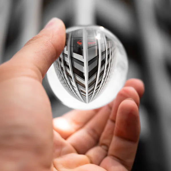 Transformationsmanagement dargestellt durch in Hand gehaltener Glaskugel