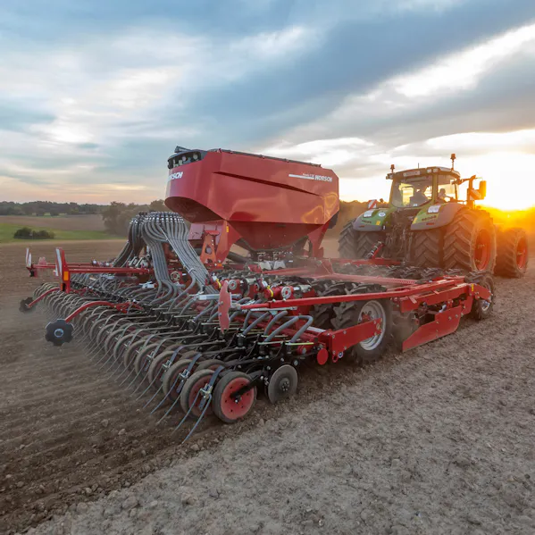 HORSCH Landmaschine auf dem Acker