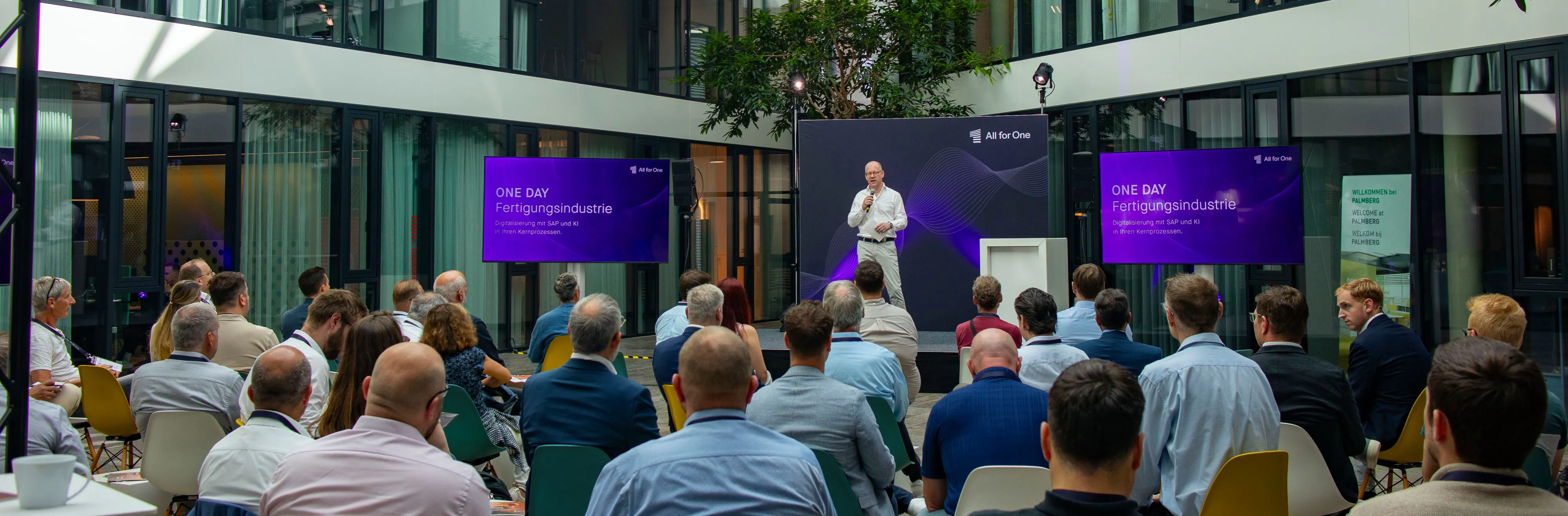 Kundenkongress Begrüßung auf Bühne ONE DAY Fertigungsindustrie 2026 der All for One Group