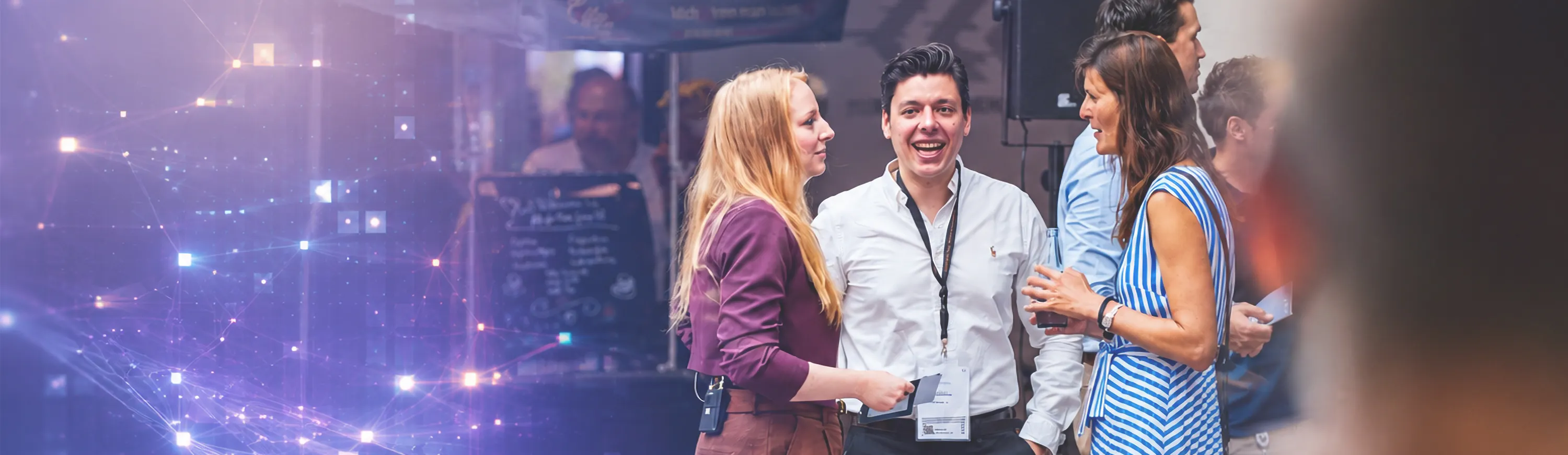 Headerbild Kundenkonferenz ONE DAY Business AI der All for One, Businesspeople im Austausch