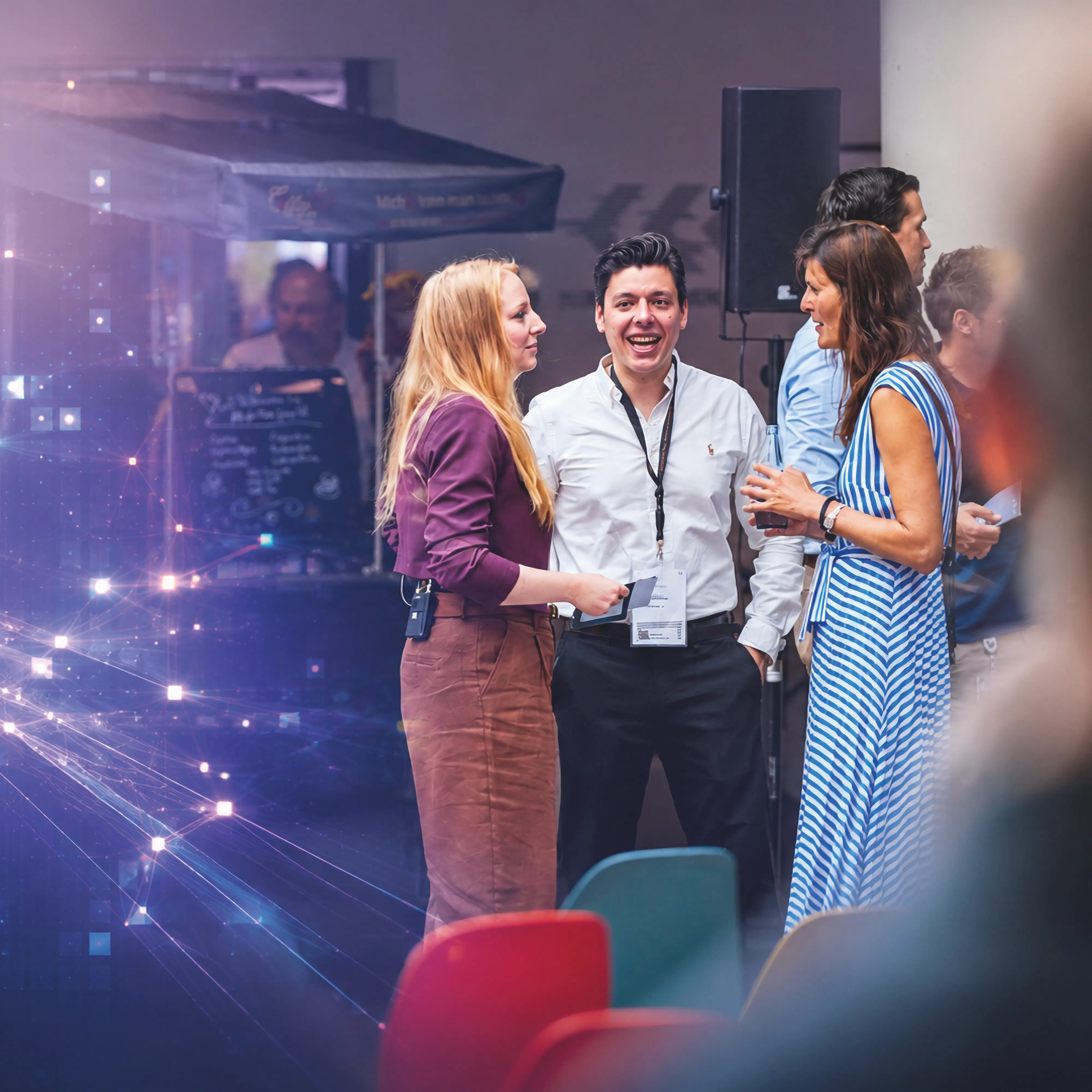 Headerbild Kundenkonferenz ONE DAY Business AI der All for One, Businesspeople im Austausch