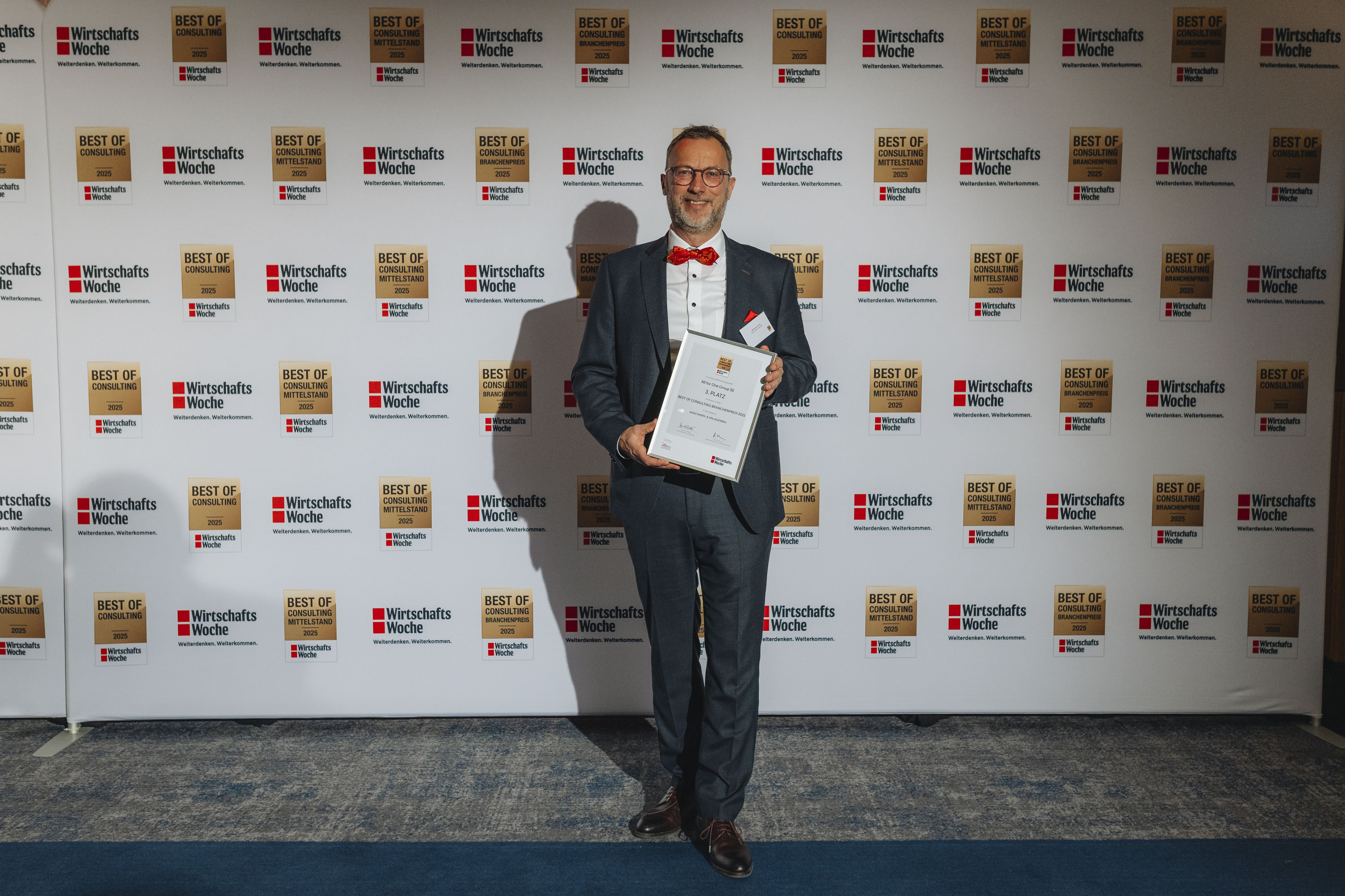 Michael David nimmt beim Best of Consulting Award die Urkunde für den 3. Platz in der Kategorie 'Maschinen- und Anlagenbau' entgegen.
