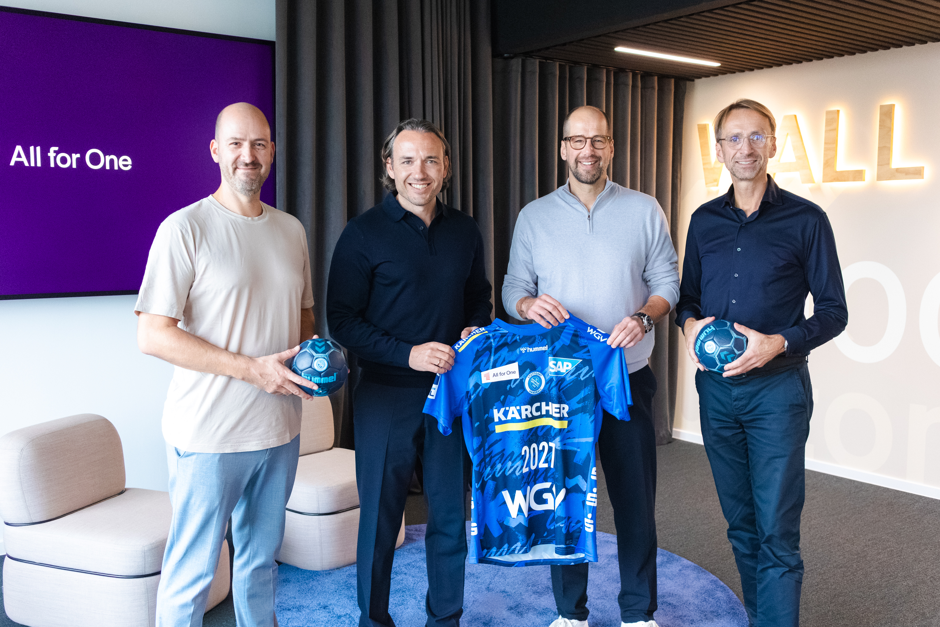 Sebastian Grüne (Leiter B2B-Vertrieb & Partnermanagement beim TVB Stuttgart), Michael Zitz (CEO der All for One Group), Jürgen Schweikardt (Geschäftsführer des TVB Stuttgart) und Stefan Land (CFO der All for One Group) bei der offiziellen Trikotübergabe (v.l.n.r). 