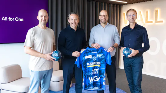 Sebastian Grüne (Leiter B2B-Vertrieb & Partnermanagement beim TVB Stuttgart), Michael Zitz (CEO der All for One Group), Jürgen Schweikardt (Geschäftsführer des TVB Stuttgart) und Stefan Land (CFO der All for One Group) bei der offiziellen Trikotübergabe (v.l.n.r).