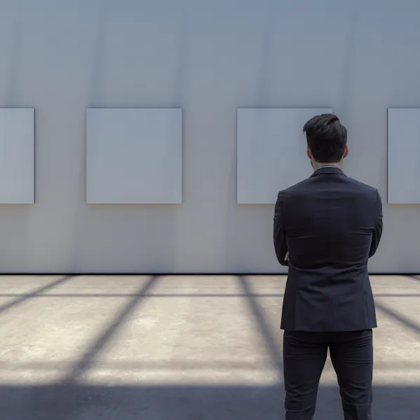 Symbolbild: Mann betrachtet Wand in Museum