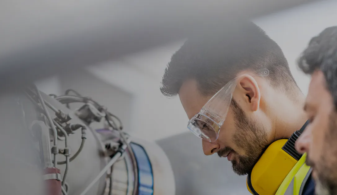 Servicetechniker an Maschine