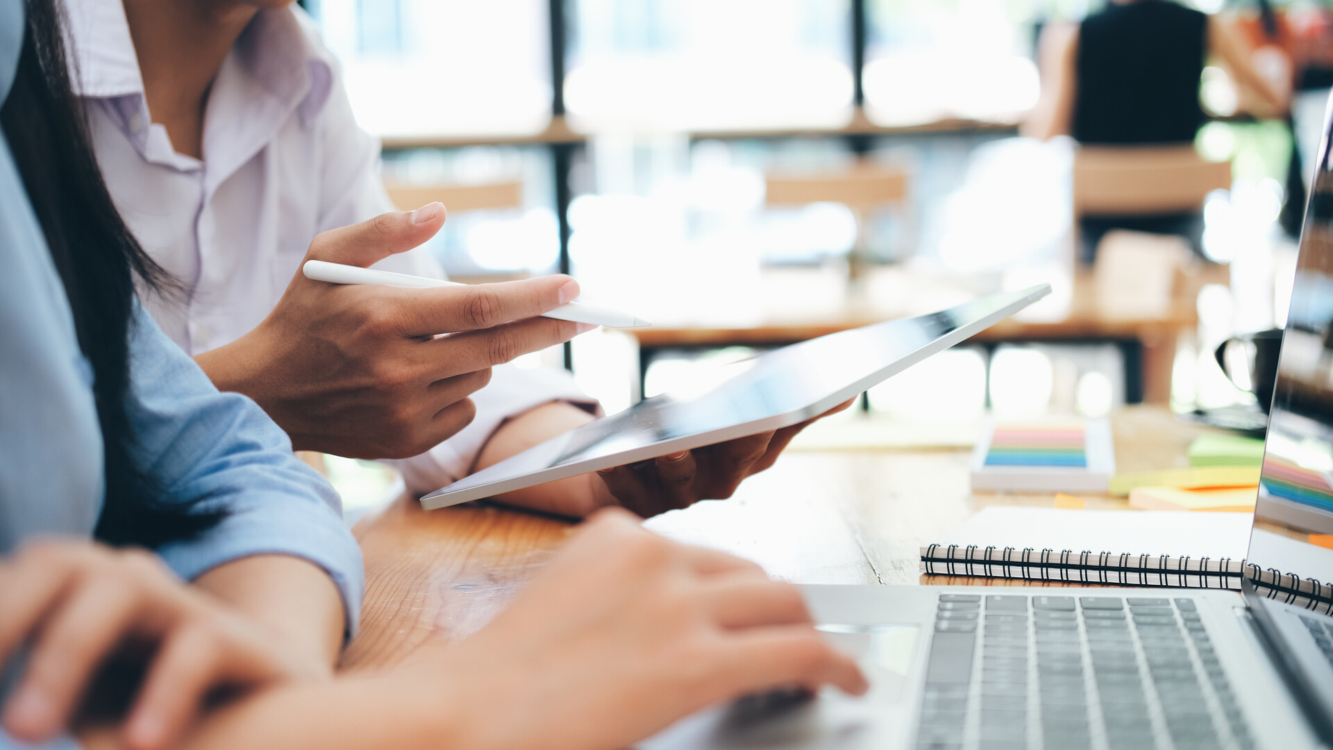 personaladministration_Businessmen teamwork meeting to discuss_pixxio