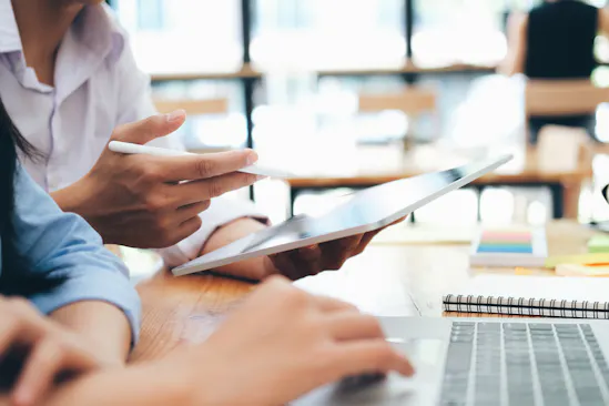 personaladministration_Businessmen teamwork meeting to discuss_pixxio