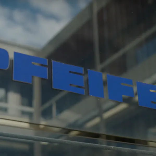 PFEIFER Logo auf Glasscheibe