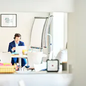 Szenisches Foto von Leif Grube, sitzend an einem Laptop