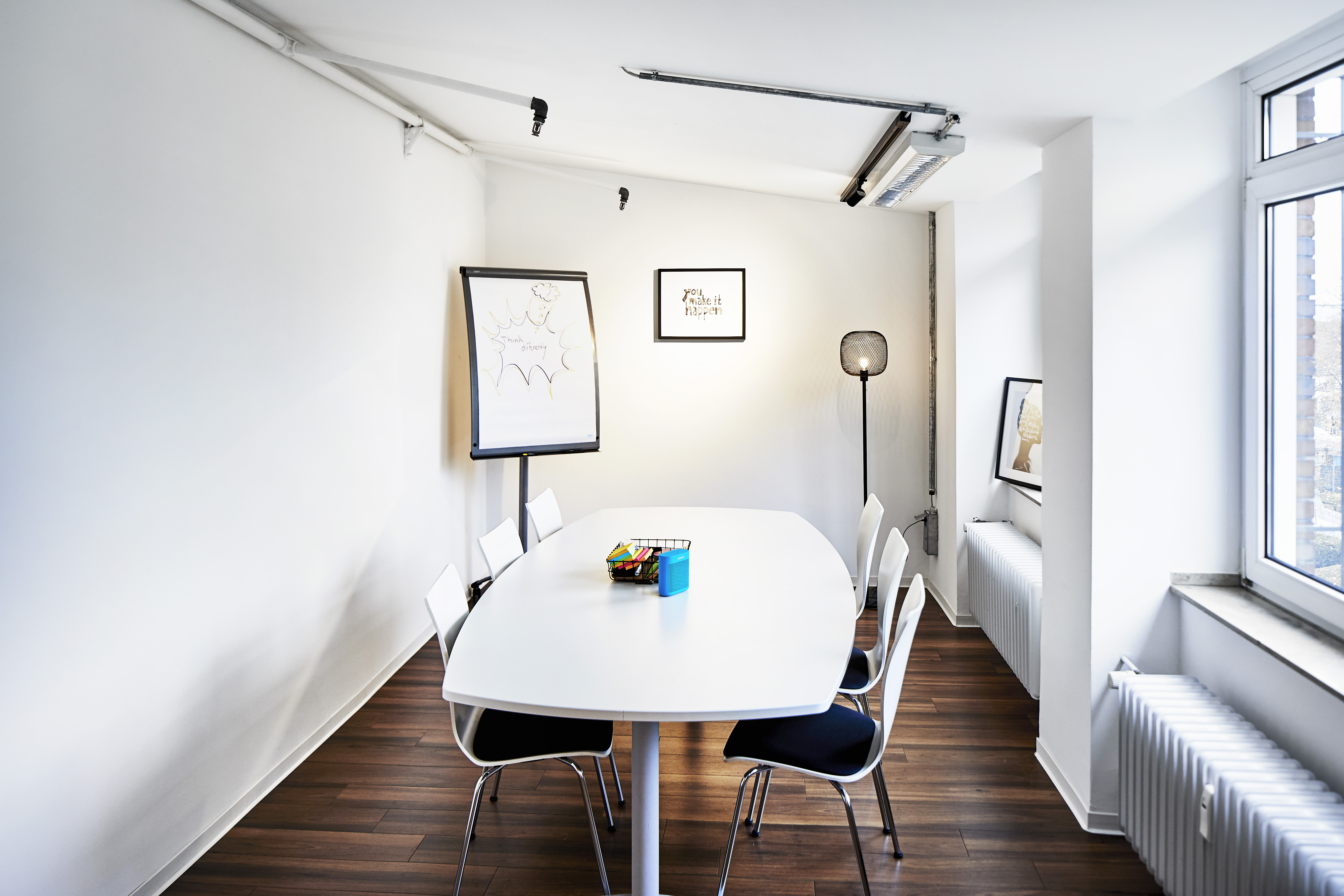 Ein Tisch mit einer Flipchart stehen in einem leeren Raum ohne Menschen