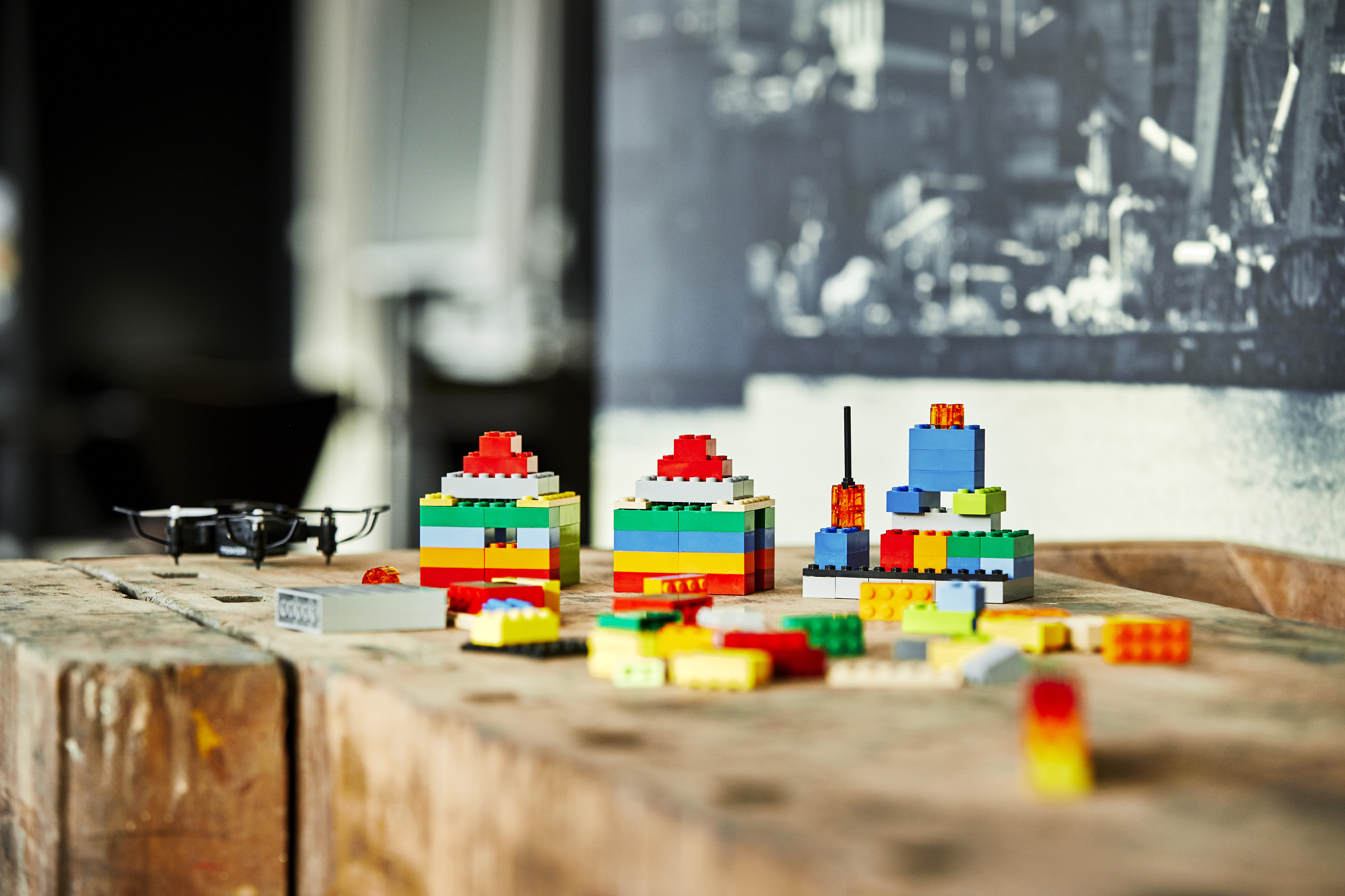 Bunte LEGO-Bausteine liegen auf einer kreativen Werkbank