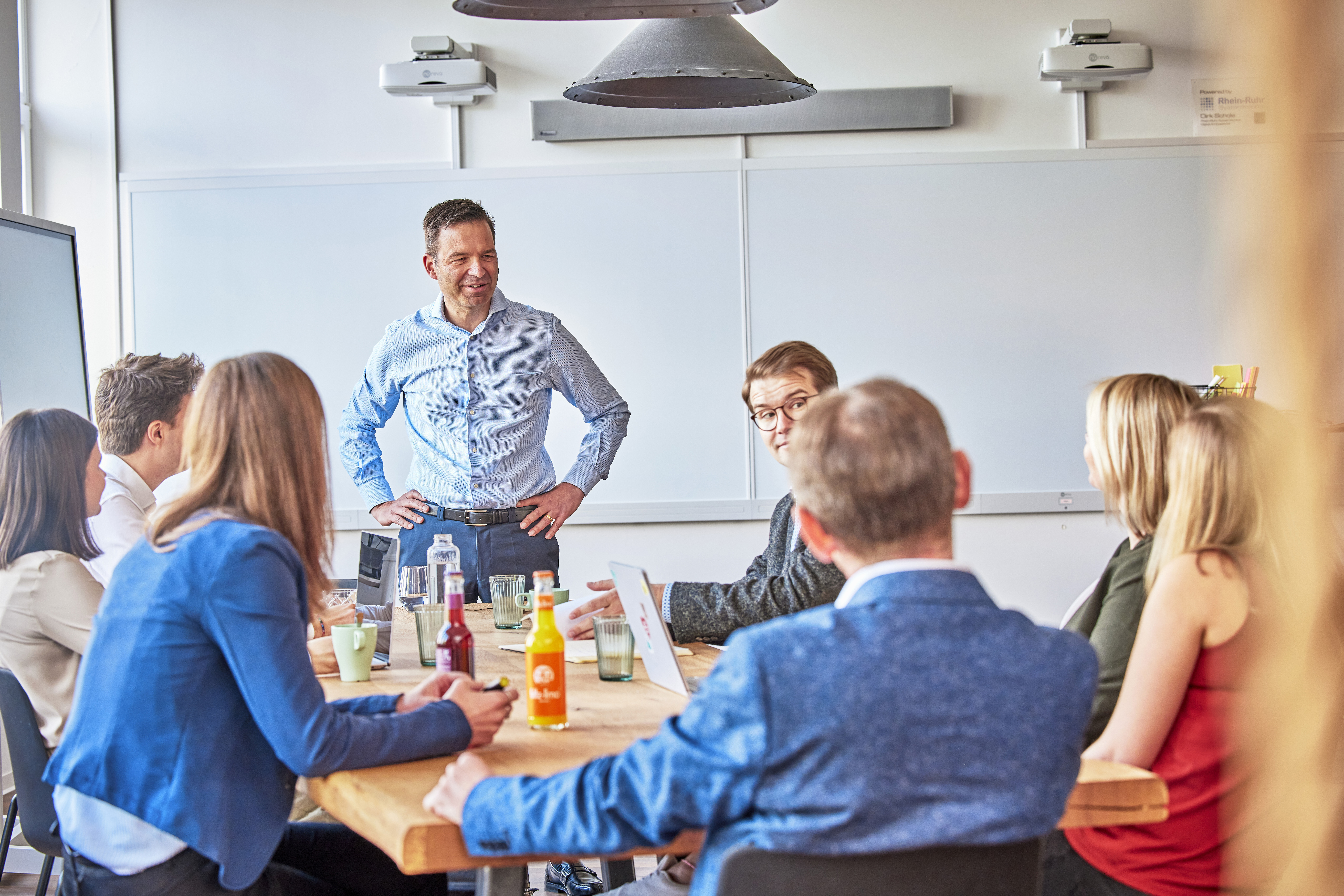 Christopher Hasperg is talking with Allfoye colleagues.