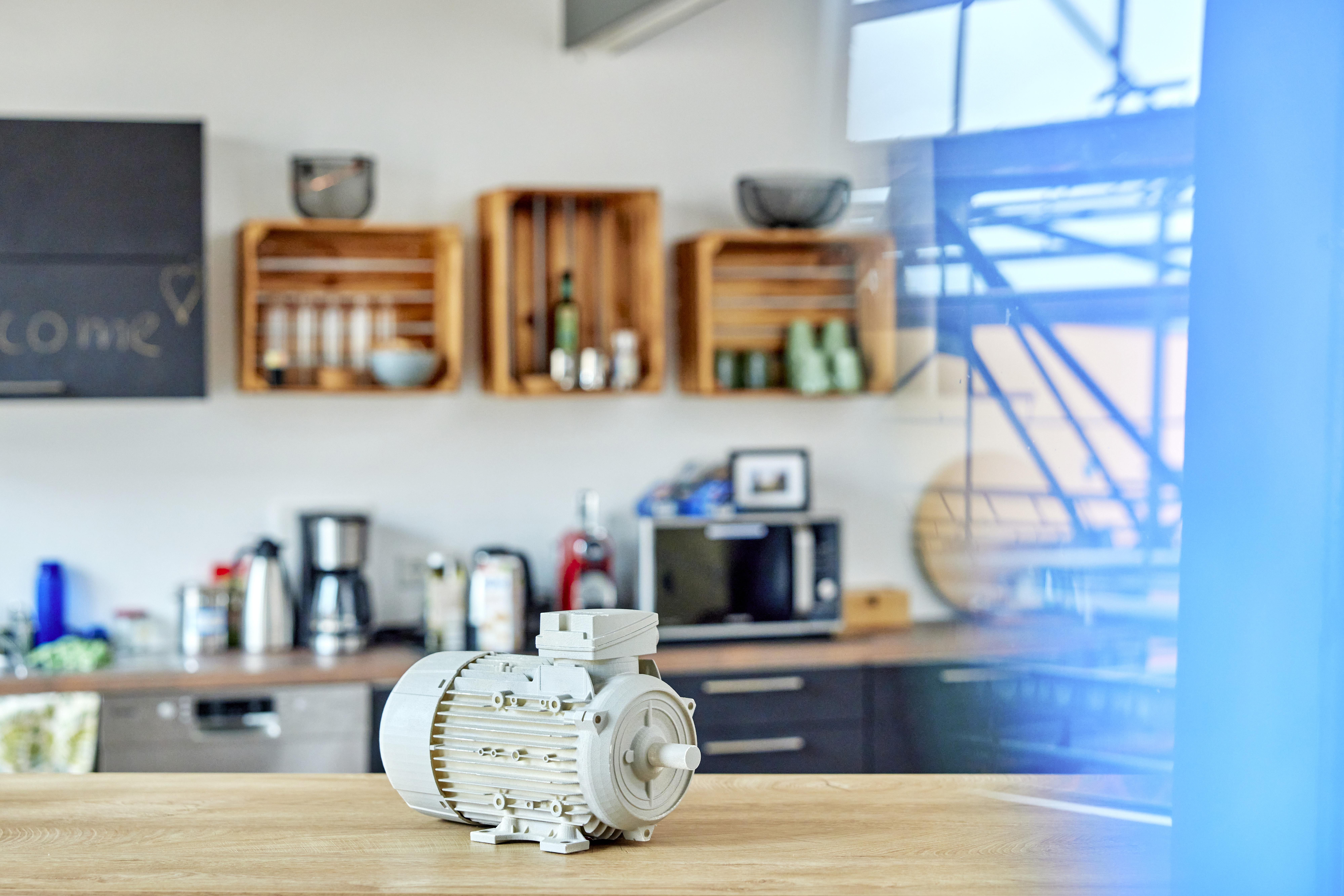 Eine technische Atmosphäre mit einer Pumpe auf einem Tisch