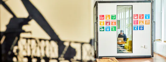 Sustainable Development Goals im Überblick an eine Wand gepinnt