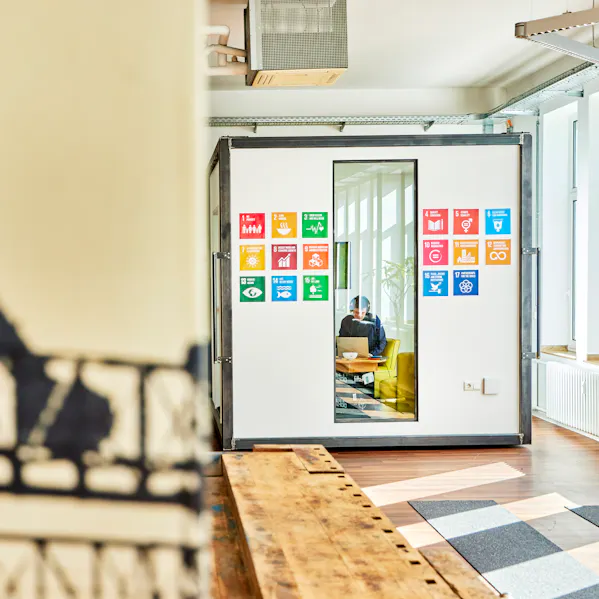 Sustainable Development Goals im Überblick an eine Wand gepinnt