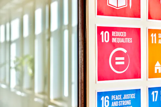 Ein Auszug aus den Sustainable Development Goals an eine Wand gepinnt