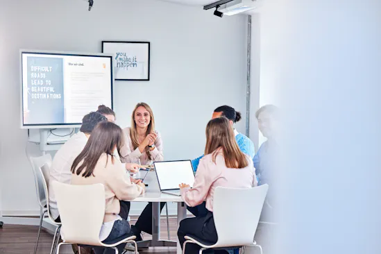 Allfoye colleagues are sitting together in the meeting room.