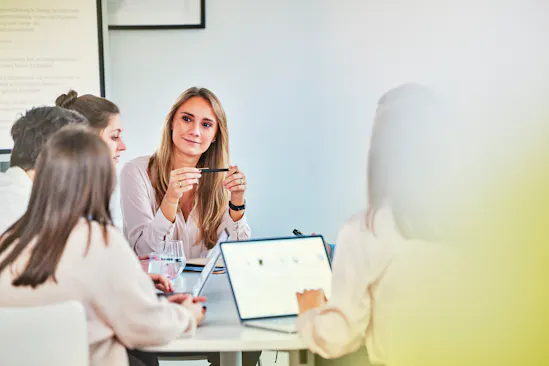 Einige Personen sitzen zusammen an einem Tisch und sprechen über Unternehmenskultur und Purpose