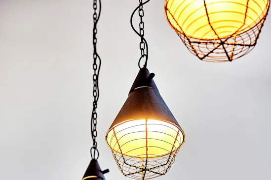 Drei Lampen hängen an der Decke und bringen Licht ins Dunkel