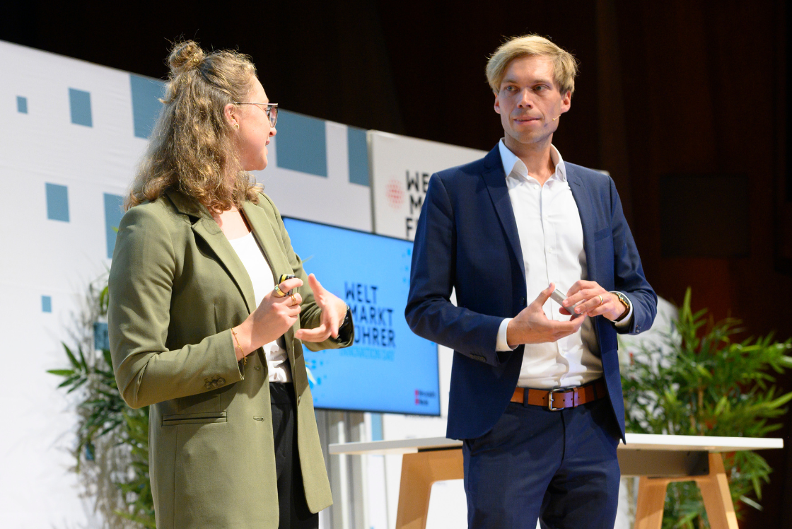 Mitarbeiter halten einen Vortrag