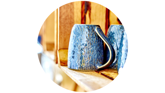 Eine blaue Kaffeetasse