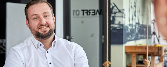 Mann im Gespräch im Büro